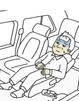エアコンをかけた車内でひとりで休ませた。しばらくして様子を見に行くと意識がなく高熱になっていた