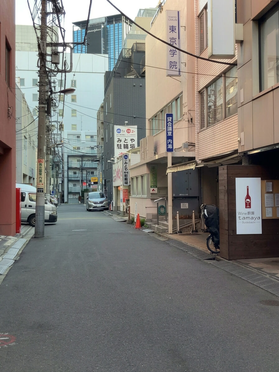 ⑥東京学院看板のある建物